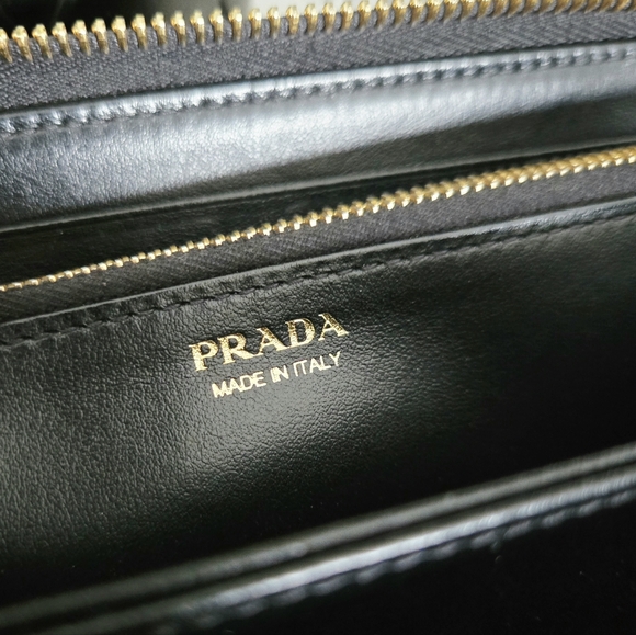 Authentic PRADA Vitello Zip Black Gold Saffiano Leather Wallet WOC Clutch‎ - Picture 11 of 15